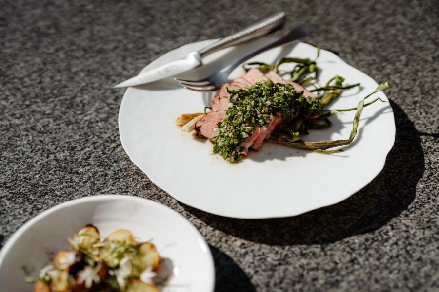 Grillet kalveentrecôte med glødebagt kartoffel og chimichurri